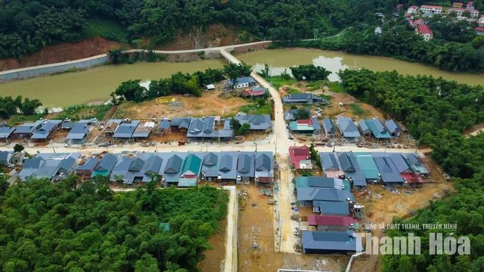 Tại khu tái định cư Muỗng, cây cầu mới bắc qua sông Lò nối khu tái định cư với trung tâm xã và các khu vực lân cận, rút ngắn khoảng cách đi lại của người dân. Con đường đến trường của trẻ em vùng tái định cư nay cũng thuận lợi hơn, giúp phụ huynh yên tâm hơn mỗi khi mùa mưa bão về.