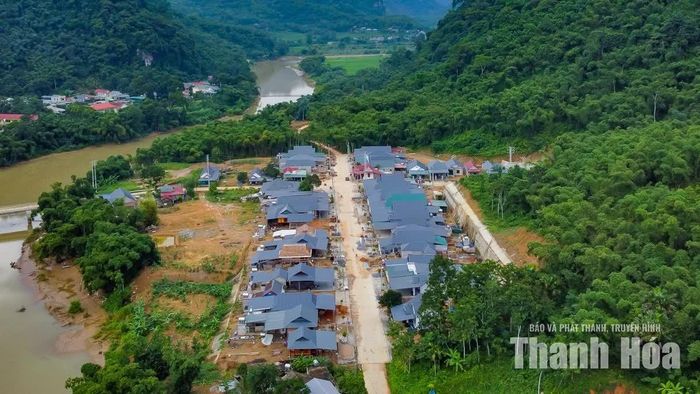 Những ngày giữa tháng 8/2026, ghi nhận tại khu tái định cư Muỗng (thuộc bản Trung Xuân) là những ngôi nhà mới đang dần hoàn thiện mở ra một chặng đường an cư và hy vọng mới cho đồng bào Thái nơi đây.