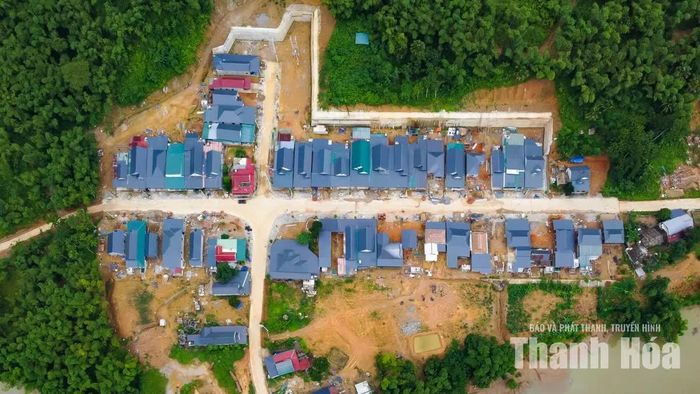 Từ trên cao, khu tái định cư Muỗng hiện lên giữa núi rừng như một bức tranh bình yên. Những mái nhà mới đã lấp đầy khu dân cư, thay cho những tháng ngày người dân phải sống tạm vì nguy cơ sạt lở, lũ quét.