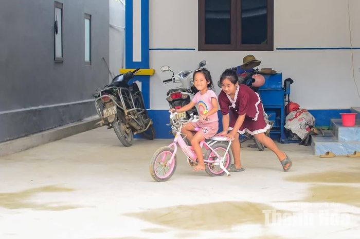 Tiếng nô đùa của trẻ thơ cho thấy cuộc sống của đồng bào đang dần trở lại bình thường sau những tháng ngày bất an trước nỗi lo núi lở, lũ quét.