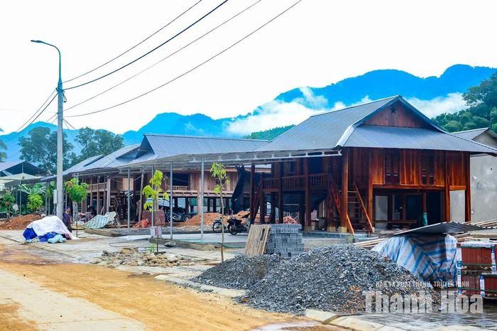 Những căn nhà xây kiên cố xen cùng nếp nhà sàn truyền thống của đồng bào Thái tạo nên diện mạo mới cho khu tái định cư Muỗng. Sau gần 2 năm sống tạm trong lán, người dân bắt đầu làm quen với cuộc sống mới trên những nền đất an toàn, ổn định hơn.