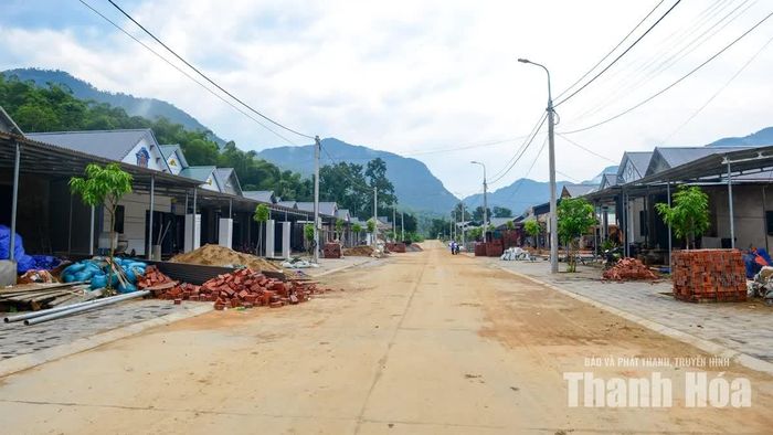 Không chỉ nhà ở, hạ tầng giao thông và các công trình thiết yếu như điện, nước, đường giao thông cũng được đầu tư, tạo nền tảng để người dân ổn định cuộc sống lâu dài.
