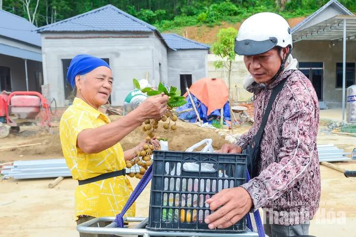 Tiếng cười nói giữa khu tái định cư hôm nay thể hiện niềm vui của người dân khi được sống trong những căn nhà kiên cố, từng bước ổn định cuộc sống, không còn những đêm phải chạy khỏi lũ quét, sạt lở đất.