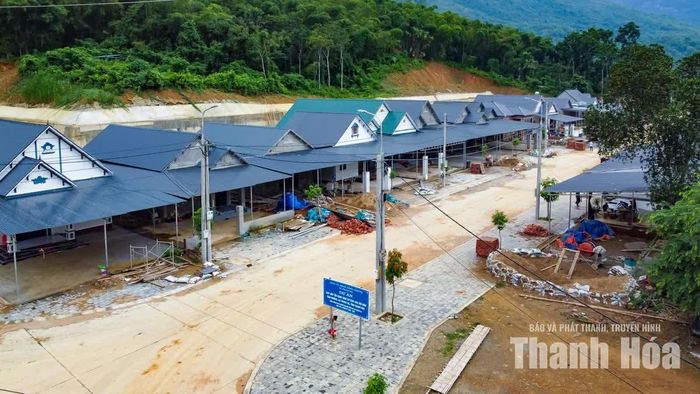 Theo anh Ngọc, “Về ở nhà mới yên tâm hơn, không còn những đêm lo núi lở, lũ quét”.