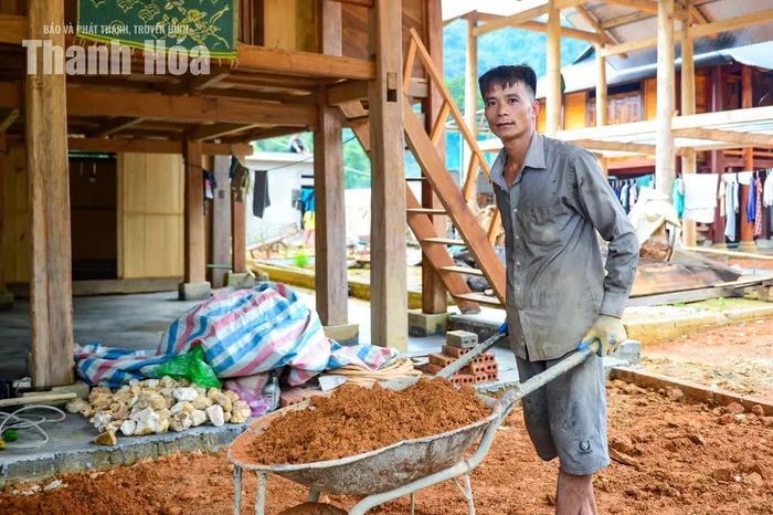 Ông Hà Văn Thuật (37 tuổi) chia sẻ niềm vui khi cuộc sống của người dân trong bản ngày càng ổn định sau khi chuyển về nơi ở mới: “Có nơi ở ổn định hơn, ai cũng yên tâm”.
