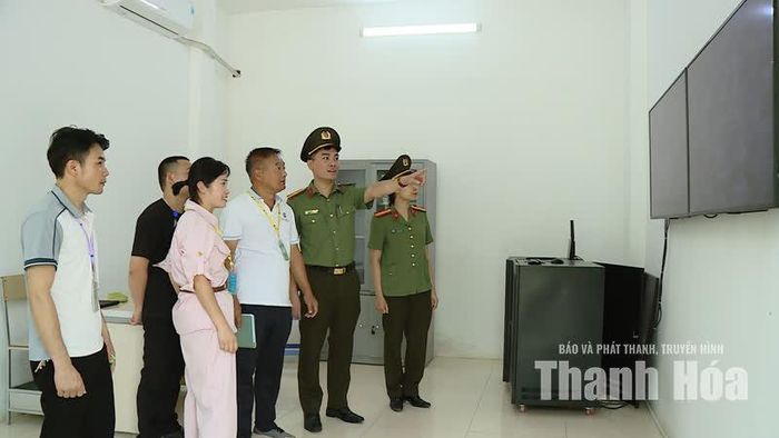 Công an xã Đồng Tiến cùng doanh nghiệp kiểm tra hệ thống camera giám sát an ninh.
