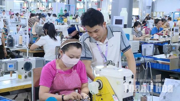Thành viên Tổ an ninh công nhân, Công ty TNHH Giầy VENUS Việt Nam trao đổi, nắm bắt tình hình tại nơi làm việc.