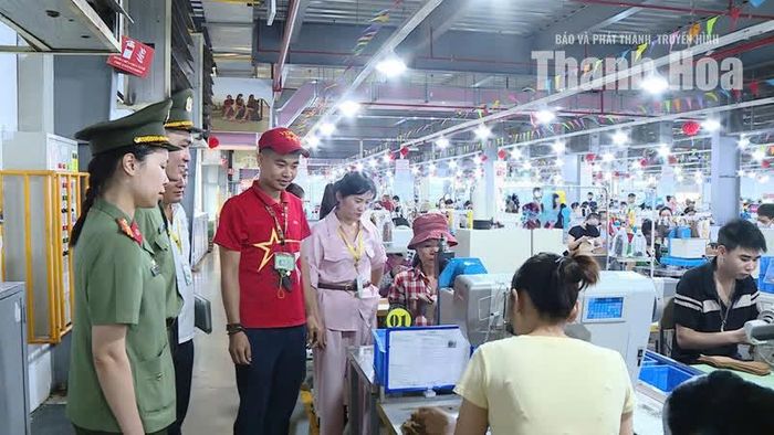 Công an xã Đồng Tiến tuyên truyền, nhắc nhở người lao động chấp hành các quy định của pháp luật.