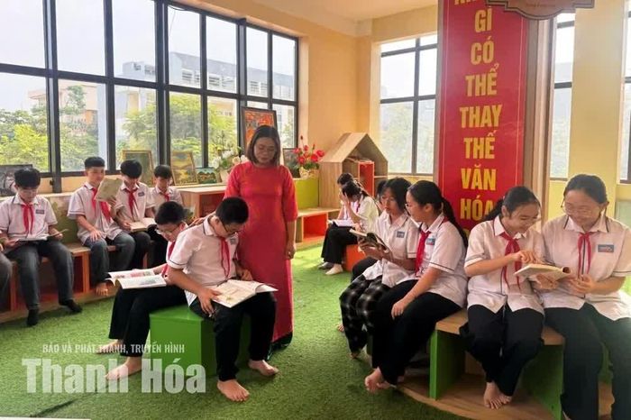 Cô trò Trường THCS Trần Mai Ninh (sau sắp xếp là Trường TH&THCS Trần Mai Ninh).