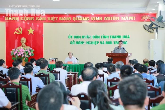 Phó Giám đốc Sở Nông nghiệp và Môi trường Nguyễn Đức Cường báo cáo tại hội nghị.