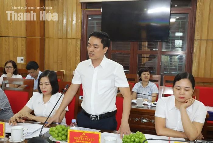 Lãnh đạo xã Hoằng Hóa tham gia ý kiến tại buổi làm việc.