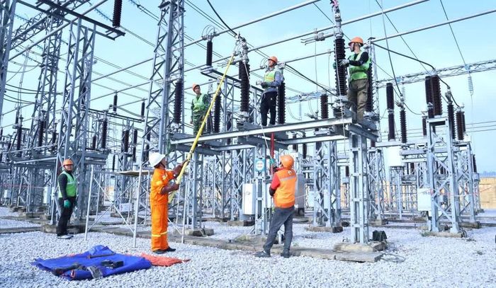 Công nhân kiểm tra, rà soát các khiếm khuyết tiềm ẩn trên lưới tại Trạm biến áp 220kV Nông Cống.
