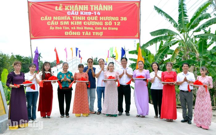 Đại biểu và nhà tài trợ thực hiện nghi thức khánh thành cầu KH9-14 tại ấp Hòa Tân, xã Hòa Hưng.