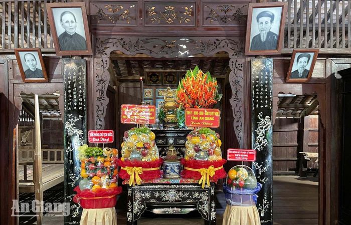Bên trong nhà, gian giữa đặt bàn thờ tổ tiên.