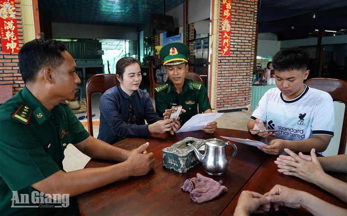 Cán bộ Đồn Biên phòng cửa khẩu Giang Thành hướng dẫn người dân cập nhật phần mềm hòm thư điện tử tố giác tội phạm.