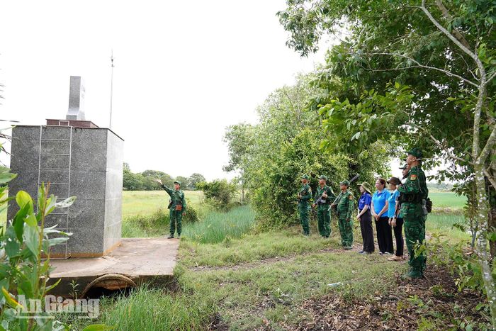 Đồn Biên phòng cửa khẩu Giang Thành phối hợp các đoàn thể địa phương tuyên truyền phong trào tự quản đường biên, cột mốc.