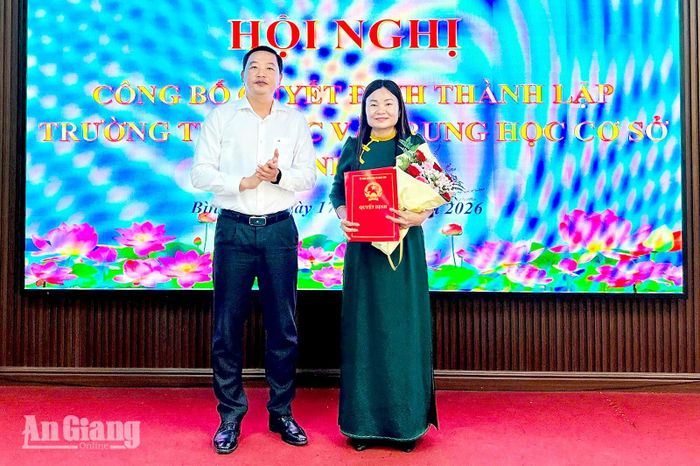 Bí thư Đảng ủy, Chủ tịch HĐND xã Bình Sơn Đỗ Hoài Thanh trao quyết định sáp nhập 3 trường học thành Trường Tiểu học và THCS Bình Sơn.