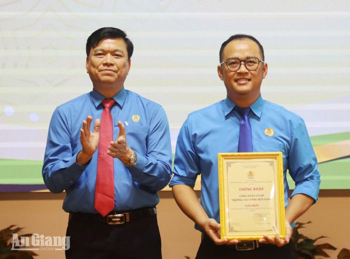 Chủ tịch Liên đoàn Lao động tỉnh An Giang Đỗ Trần Thịnh trao giải nhất Cuộc thi ảnh “Người lao động An Giang trong công việc và đời sống” cho Công đoàn cơ sở Trường Cao đẳng Kiên Giang.
