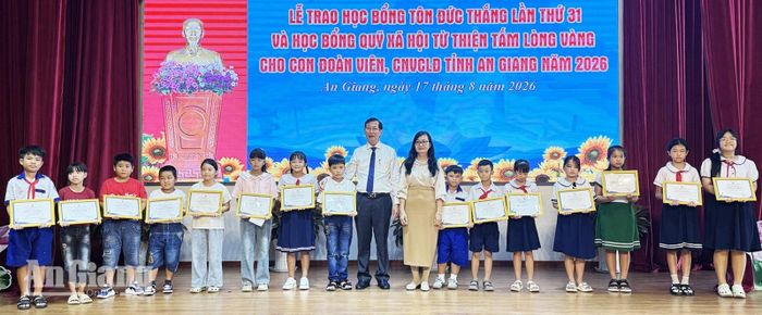 Phó Chủ tịch UBND tỉnh An Giang Lê Văn Phước trao học bổng Quỹ Xã hội từ thiện Tấm Lòng Vàng cho các học sinh vượt khó, học tốt.