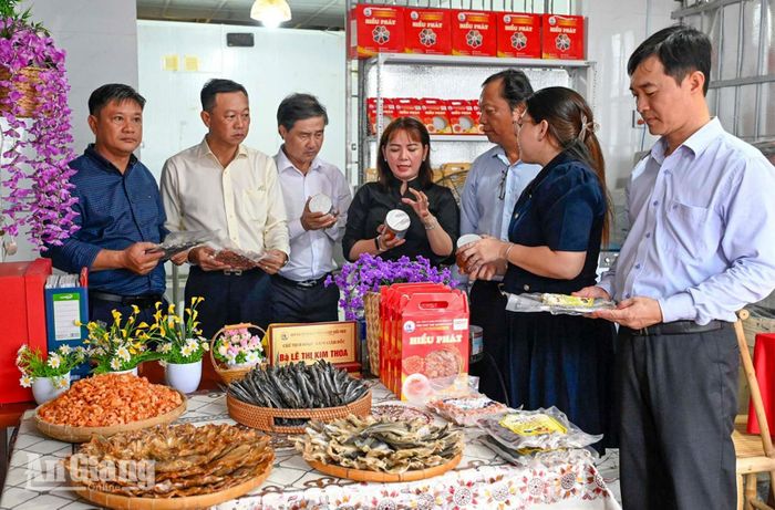 Đoàn khảo sát sản phẩm OCOP, sản phẩm quà tặng phục vụ mua sắm của du khách tại xã Vĩnh Phong.