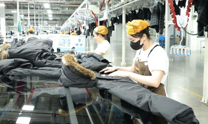Dây chuyền sản xuất với nhiều máy móc, thiết bị tự động hóa giúp bảo vệ sức khỏe công nhân tại Công ty cổ phần Tổng Công ty May Bắc Giang LGG.