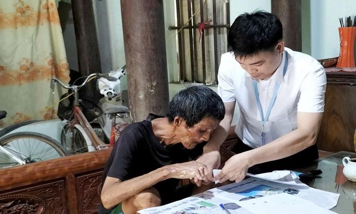  Thành viên Tổ hành chính công xung kích hỗ trợ ông Hoàng Văn Lường ký hồ sơ. 