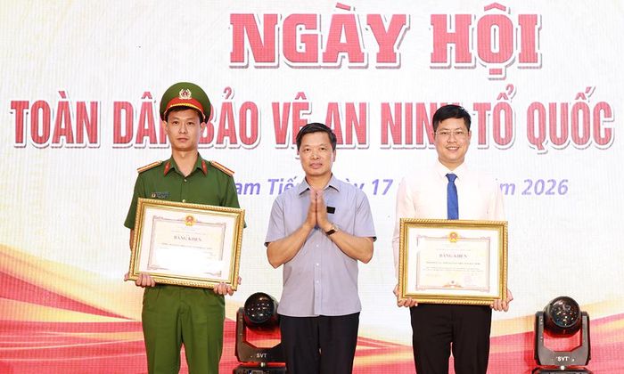  Đồng chí Đào Quang Khải trao Bằng khen của Chủ tịch UBND tỉnh cho đại diện Nhân dân, cán bộ xã Tam Tiến cùng Công an xã vì có thành tích xuất sắc trong phong trào toàn dân bảo vệ an ninh Tổ quốc. 