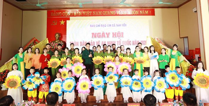  Nhân dân, cán bộ xã Tam Tiến tham gia chương trình văn hóa, văn nghệ tại Ngày hội. 