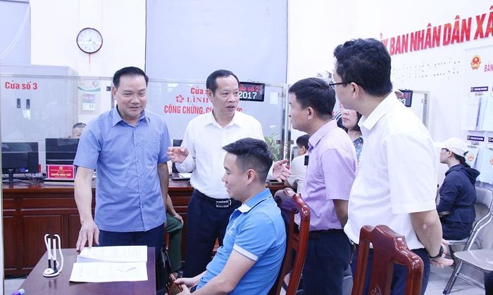 Đồng chí Nghiêm Xuân Hưởng khảo sát tại Trung tâm Phục vụ hành chính công xã Văn Môn.
