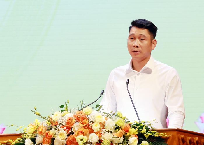 Lãnh đạo Sở Xây dựng trả lời một số ý kiến của cán bộ MTTQ cơ sở nêu tại hội nghị.