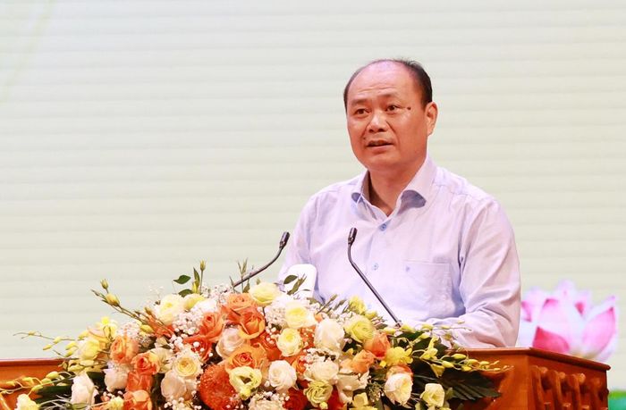 Đại diện lãnh đạo Sở Nội vụ trao đổi, giải đáp về một số ý kiến nêu tại hội nghị.