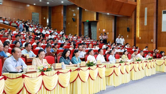  Các đại biểu dự hội nghị đối thoại giữa lãnh đạo chủ chốt của tỉnh với cán bộ MTTQ cơ sở. 