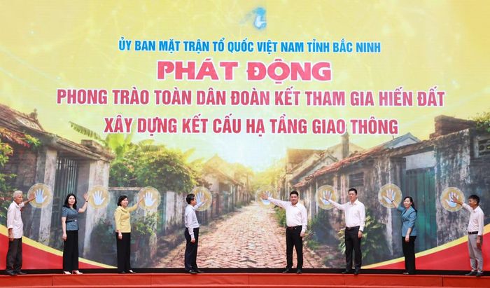 Các đồng chí lãnh đạo tỉnh và đại biểu tham gia ấn nút phát động phong trào toàn dân đoàn kết tham gia hiến đất xây dựng kết cấu hạ tầng giao thông.