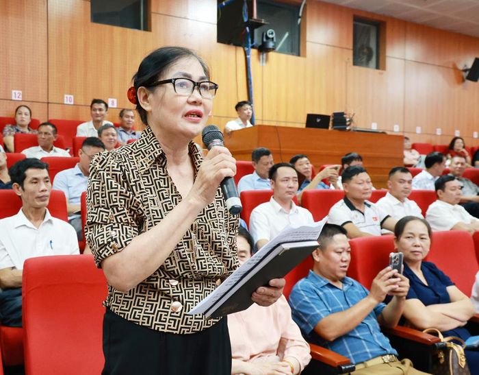 Cán bộ Ban Công tác Mặt trận tổ dân phố Á Lữ (phường Bắc Giang) nêu ý kiến.