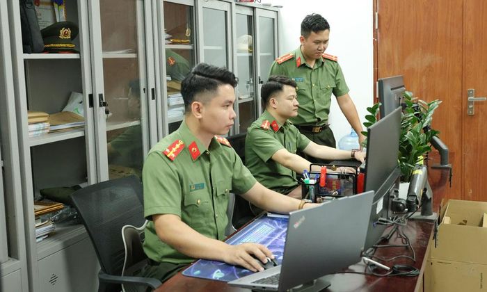 Cán bộ Phòng An ninh mạng và phòng chống tội phạm công nghệ cao (Công an tỉnh) rà soát các tín hiệu, thông tin trên không gian mạng.