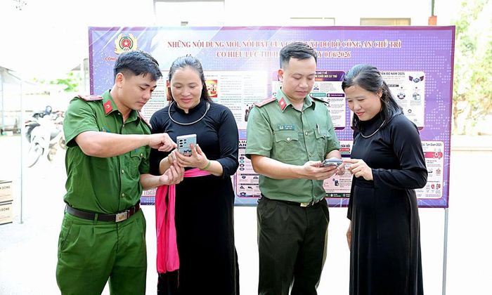 Cán bộ Công an xã Vân Sơn hướng dẫn người dân cách bảo mật thông tin khi sử dụng điện thoại thông minh.