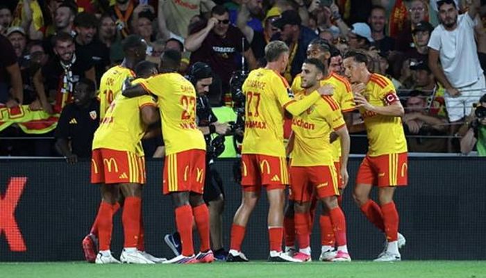 Lens đánh bại Paris Saint-Germain để giành danh hiệu đầu tiên của mùa giải. Ảnh: Getty Images