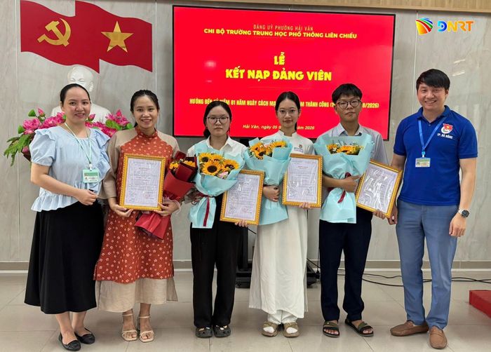 Nguyễn Nhật Minh (thứ hai, từ phải sang) tại lễ kết nạp đảng viên. Ảnh: T.HƯƠNG