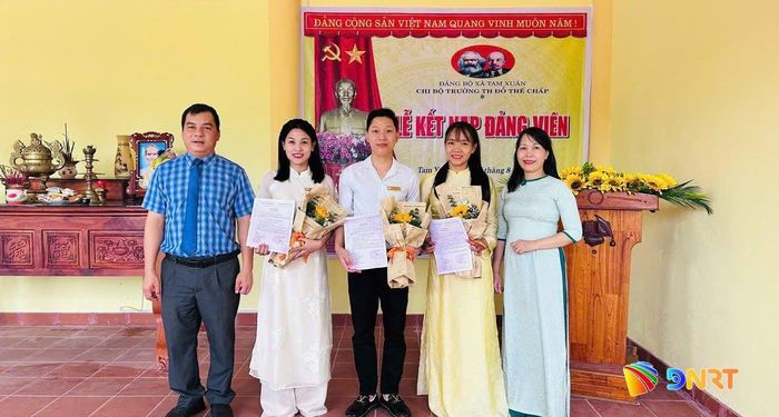 Kết nạp đảng viên trẻ trong Chiến dịch Hoa phượng đỏ tại xã Tam Xuân. Ảnh: ĐVCC