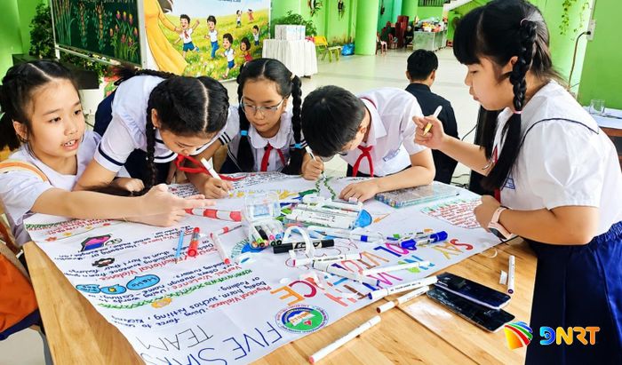 Học sinh Trường Tiểu học Hoa Lư trải nghiệm hoạt động tiếng Anh. Ảnh: NGỌC HÀ
