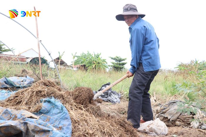 Ông Mai Văn Phu làm chủ kỹ thuật và tự duy trì sản xuất phân bón hữu cơ sinh học. Ảnh: HỮU ANH