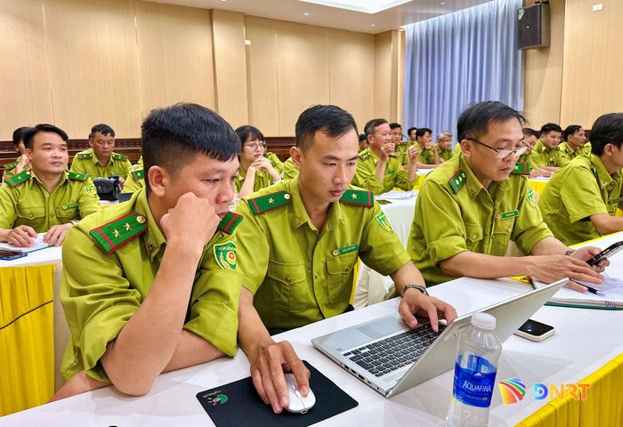 Cán bộ kiểm lâm nghiên cứu bài giảng trên phần mềm công nghệ số. Ảnh: ĐĂNG NGUYÊN