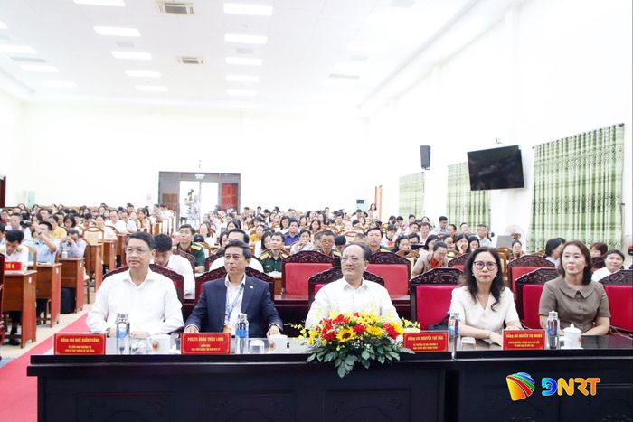 Phó Bí thư Thành ủy Ngô Xuân Thắng (hàng trên, ngoài cùng bên trái) cùng các đại biểu dự khai mạc. Ảnh: TRỌNG HUY