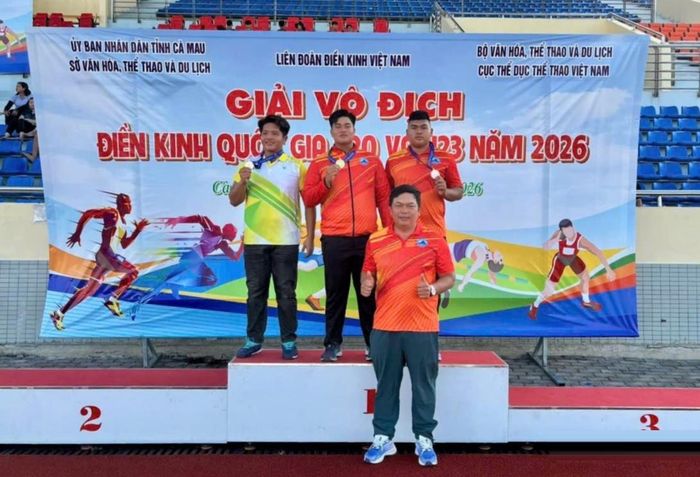 Vận động viên Lưu Gia Huy (bục số 1, giữa) giành Huy chương Vàng nội dung ném búa nam U20. Ảnh do nhân vật cung cấp