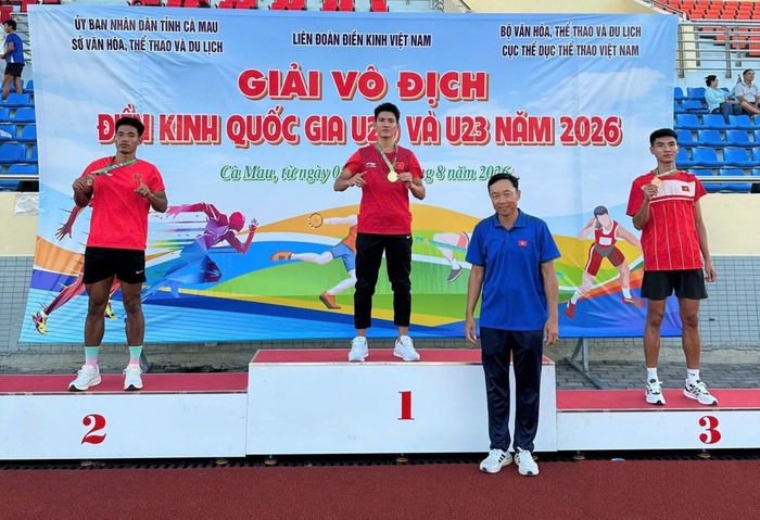 Vận động viên Lê Quốc Huy (bục số 1) giành Huy chương Vàng chạy 400m rào nam U23. Ảnh do nhân vật cung cấp