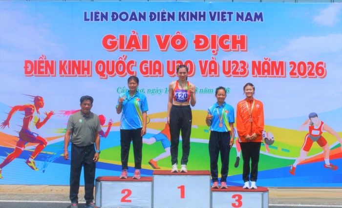Vận động viên Đặng Nguyễn Tố Trinh (bục số 1) giành Huy chương Vàng nhảy sào nữ U23. Ảnh do nhân vật cung cấp