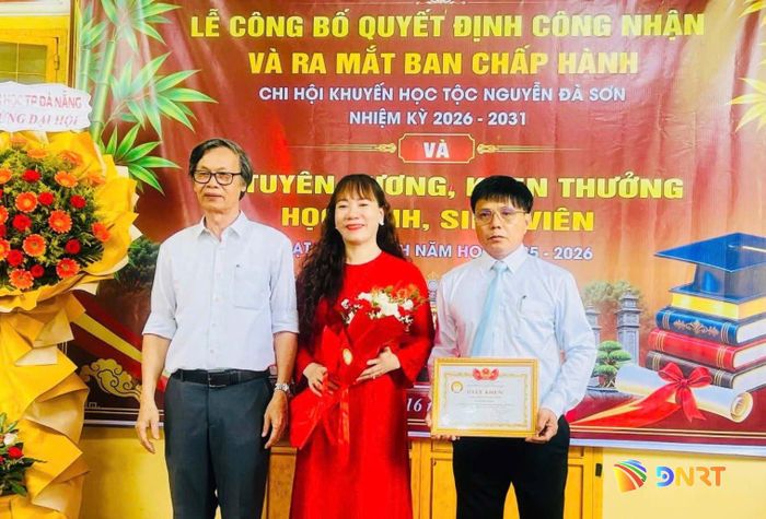 Chủ tịch Hội Khuyến học thành phố Nguyễn Minh Hùng (bìa trái) trao giấy khen cho Chi hội Khuyến học tộc Nguyễn Đà Sơn vì có thành tích trong phong trào khuyến học, khuyến tài. Ảnh: LÊ TRUNG - THANH XUÂN