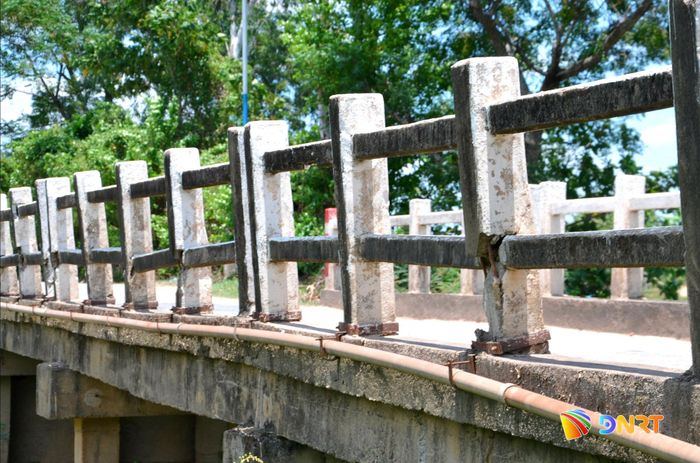 Lan can cầu Ba Khe 3 bị xô lệch, nứt toác. Ảnh: CÔNG TÚ - XUÂN SƠN