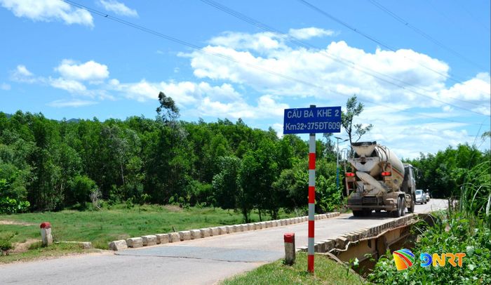 Cầu Ba Khe vừa chật hẹp, không có lan can lại nằm vị trí trũng thấp. Ảnh: CÔNG TÚ - XUÂN SƠN