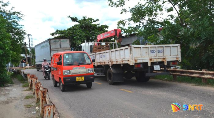 Đường dẫn phía tây cầu Phong Thử thường xuyên mất an toàn giao thông. Ảnh: CÔNG TÚ - XUÂN SƠN